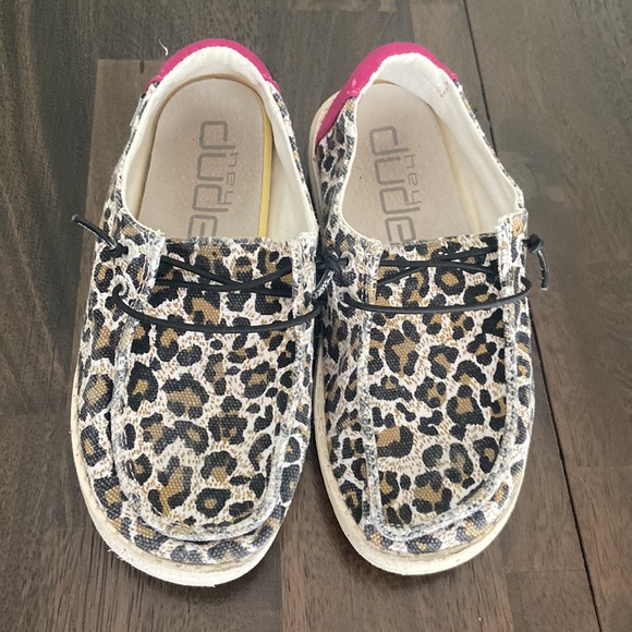 Hey Dude Wendy Youth Cheetah Slip On Shoes Sz Y2 EUC - Picture 12 of 13